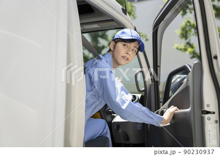 女性トラックドライバー　イメージ 90230937