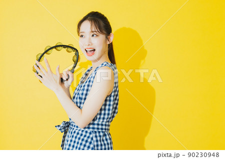 夏の女性　イエロー背景　タンバリン　 90230948