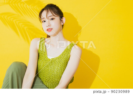 夏の女性　イエロー背景　 90230989