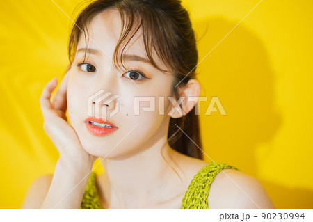 夏の女性　イエロー背景　 90230994
