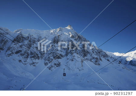 Aiguille du Midi and surrounding mountain range Aiguille du Midi and surrounding mountain range 90231297