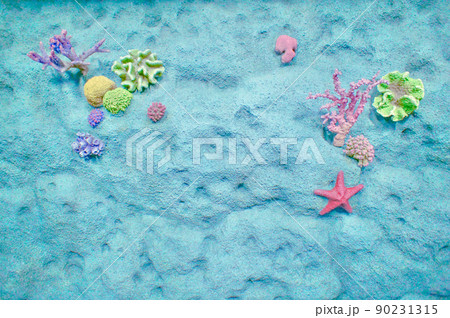 岩から生えるカラフルな珊瑚やイソギンチャク 90231315