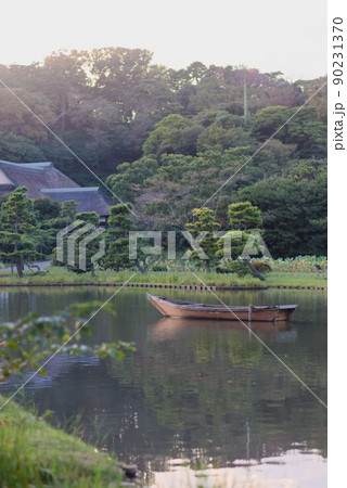 三渓園内の大池に浮かぶ小舟 三渓園内の大池に浮かぶ小舟 90231370