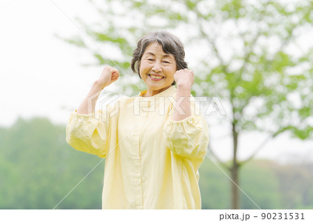 元気なシニア女性 90231531