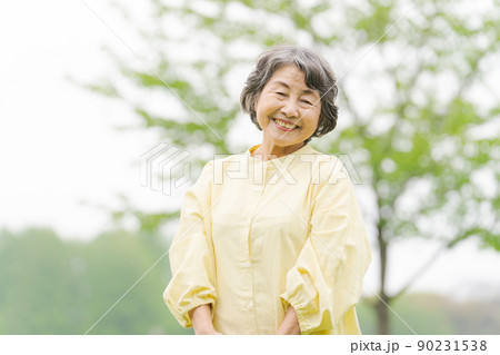 公園　シニア女性 90231538