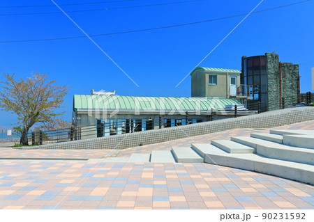【徳島県】晴天下の眉山ロープウェイ山頂駅 90231592