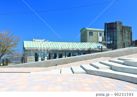 【徳島県】晴天下の眉山ロープウェイ山頂駅 90231593