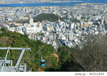 【徳島県】晴天下の徳島市街と眉山ロープウェイ 90231604