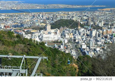 【徳島県】晴天下の徳島市街と眉山ロープウェイ 【徳島県】晴天下の徳島市街と眉山ロープウェイ 90231610