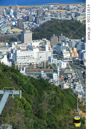 【徳島県】晴天下の徳島市街と眉山ロープウェイ 【徳島県】晴天下の徳島市街と眉山ロープウェイ 90231614
