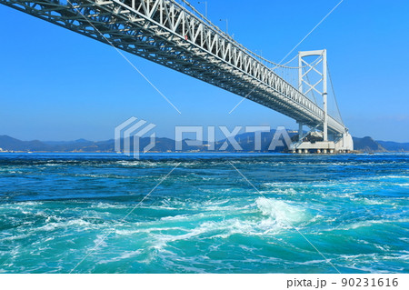 快晴下の大鳴門橋と渦潮 90231616