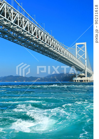 快晴下の大鳴門橋と渦潮 90231618