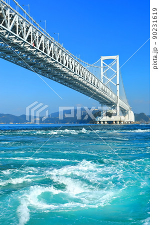 快晴下の大鳴門橋と渦潮 90231619