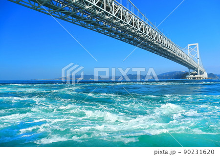 快晴下の大鳴門橋と渦潮 快晴下の大鳴門橋と渦潮 90231620