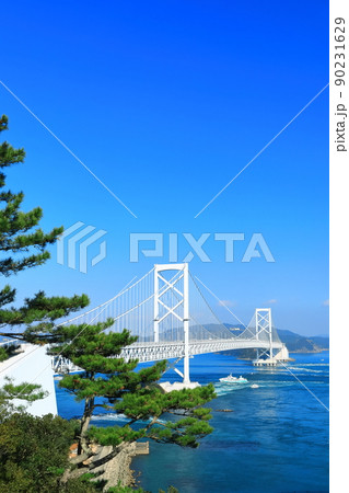 快晴下の鳴門海峡と大鳴門橋 90231629