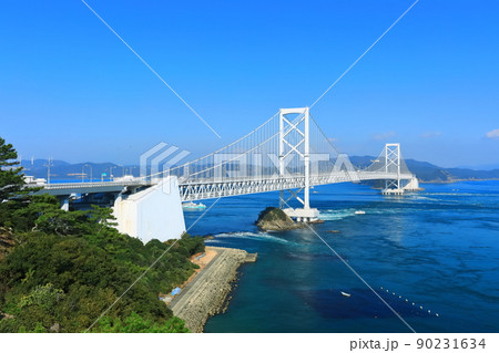 快晴下の鳴門海峡と大鳴門橋 快晴下の鳴門海峡と大鳴門橋 90231634