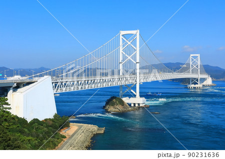 快晴下の鳴門海峡と大鳴門橋 90231636