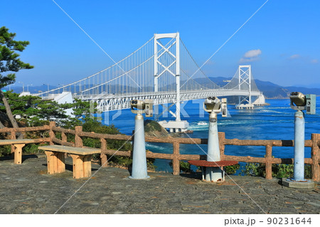 快晴下の鳴門海峡と大鳴門橋 90231644
