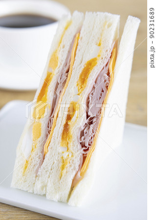 美味しいハムチーズたまごサンド 美味しいハムチーズたまごサンド 90231689