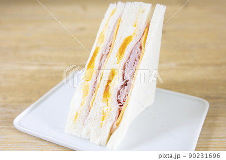 美味しいハムチーズたまごサンド 90231696
