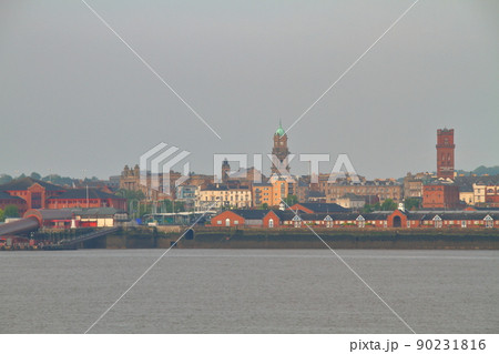 イギリス(UK) 海商都市リヴァプール ピアヘッドからのマージー川対岸バーケンヘッドの景色 イギリス(UK) 海商都市リヴァプール ピアヘッドからのマージー川対岸バーケンヘッドの景色 90231816