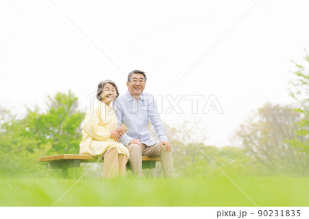 ベンチに座るシニア夫婦　初夏 90231835