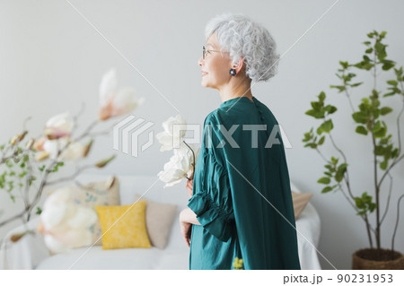 グレイヘアの女性　ライフスタイル　 90231953