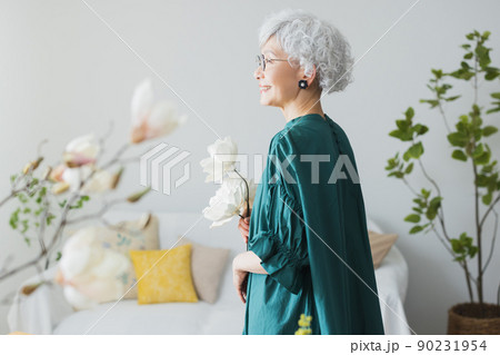 グレイヘアの女性　ライフスタイル　 90231954