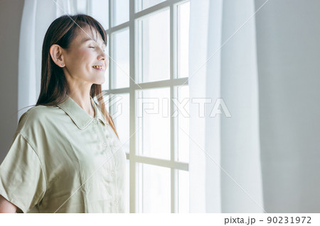 起床・朝活・寝起きの女性(パジャマ) 起床・朝活・寝起きの女性(パジャマ) 90231972