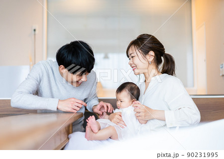 赤ちゃんのいる幸せな家族 90231995
