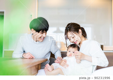 赤ちゃんのいる幸せな家族 90231996