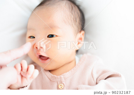 元気な新生児の赤ちゃんとコミュニケーション　リアクション　表情　鼻をつんつん　生後26日 90232187