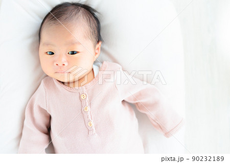 元気な新生児の赤ちゃんの表情　生後26日 90232189