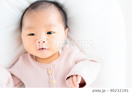 元気な新生児の赤ちゃんの表情　生後26日 90232191