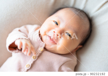 元気な赤ちゃんの表情　生後一ヶ月　クーイング　コミュニケーション 90232192