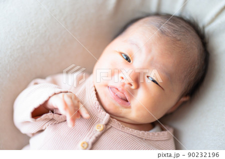 赤ちゃんの表情　泣きそう　吐きそう　苦しい　吐き戻し　咳　苦い　酸っぱい　舌を出す　生後一ヶ月　 90232196