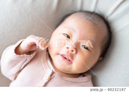 元気な赤ちゃんの表情　生後一ヶ月 90232197