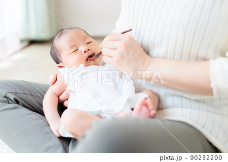 赤ちゃんにスプーンで飲ませる　水分補給　湯冷まし　白湯　麦茶　薬　砂糖水など様々な飲み物　生後22日 90232200