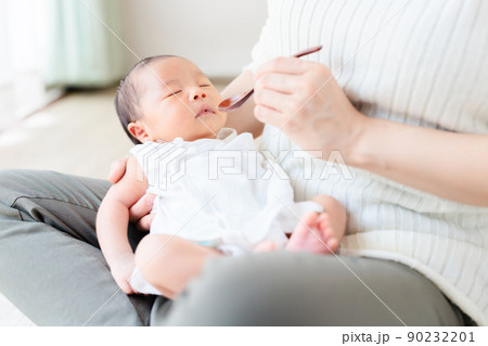 赤ちゃんにスプーンで飲ませる　水分補給　湯冷まし　白湯　麦茶　薬　砂糖水など様々な飲み物　生後22日 90232201