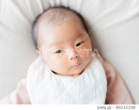 スタイをした赤ちゃん　生後一ヶ月　 90232206