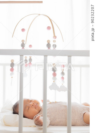 モビールの下で眠る赤ちゃん　生後一ヶ月 90232207