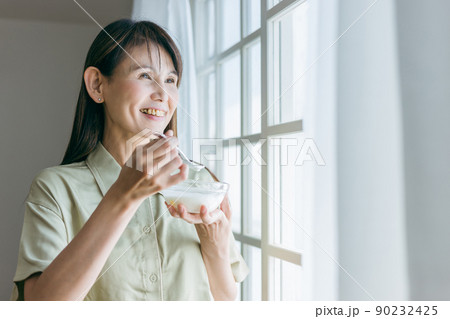 朝ヨーグルトを食べる中高年女性 朝ヨーグルトを食べる中高年女性 90232425