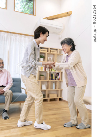 歩行介助する介護士 介護イメージ 歩行介助する介護士 介護イメージ 90232564