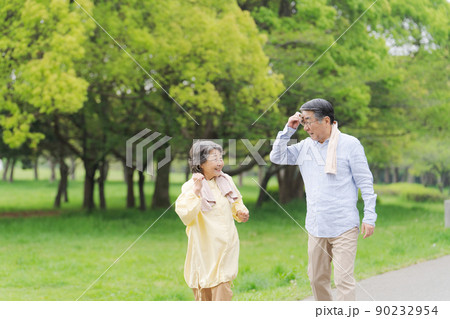 アクティブシニア　ウォーキング　夫婦 90232954