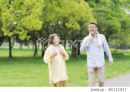 アクティブシニア　ウォーキング　夫婦 90232957