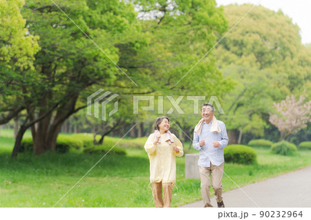 アクティブシニア　ウォーキング　夫婦 90232964