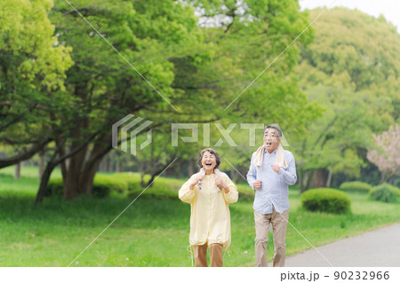 アクティブシニア ウォーキング 夫婦 アクティブシニア ウォーキング 夫婦 90232966