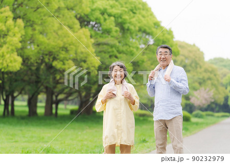 アクティブシニア　ウォーキング　夫婦 90232979