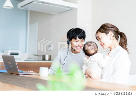 在宅勤務をするお父さんと子育てをするお母さん 90233132