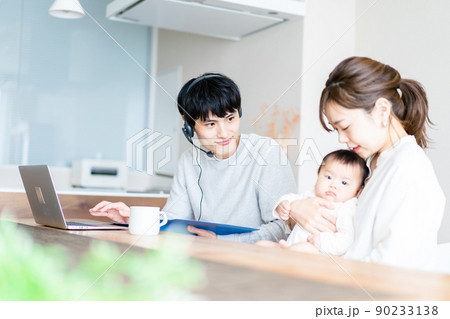 在宅勤務をするお父さんと子育てをするお母さん 90233138